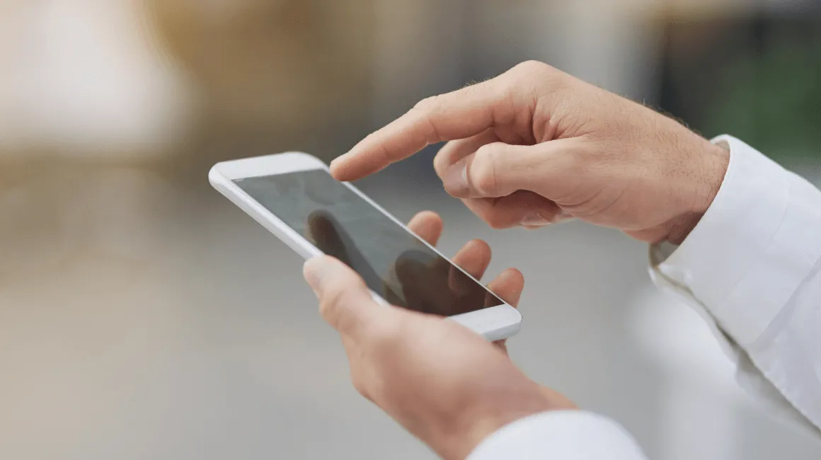 Mężczyzna korzysta ze smartfona, składając wniosek o pożyczkę